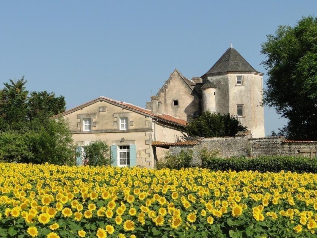 Gite Du Chateau De Pernan Avy Exterior photo
