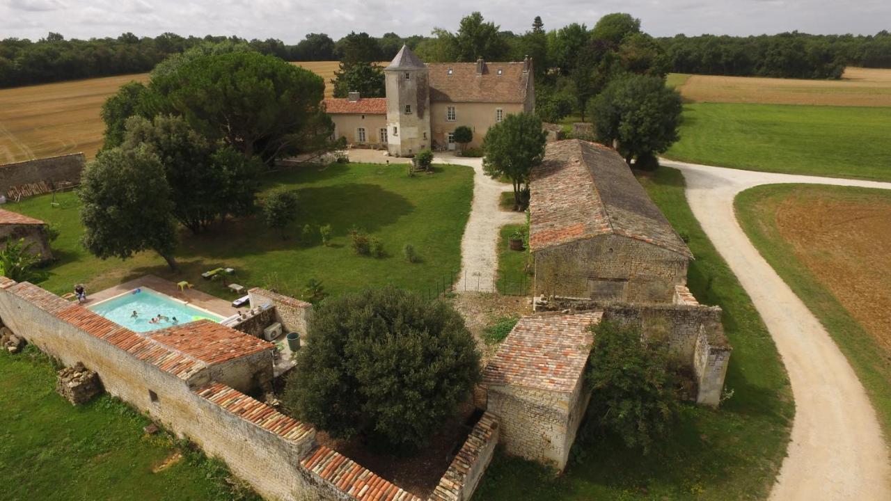 Gite Du Chateau De Pernan Avy Exterior photo