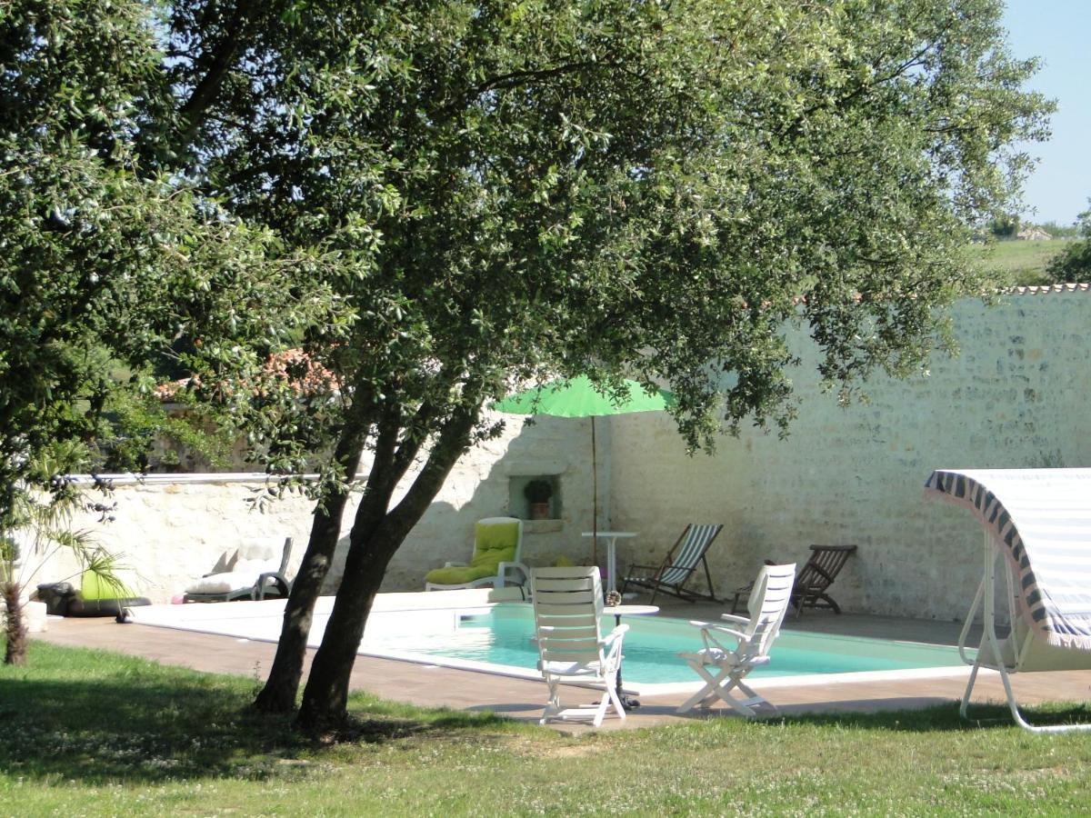 Gite Du Chateau De Pernan Avy Exterior photo